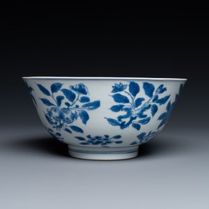 Een fijne Chinese blauw-witte 'sanduo' kom, Kangxi merk en periode — foto 5