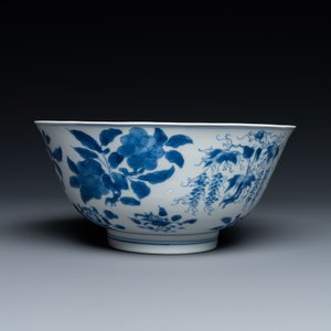 Een fijne Chinese blauw-witte 'sanduo' kom, Kangxi merk en periode — foto 6
