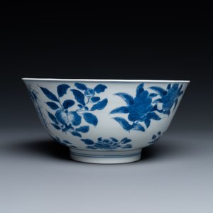 Een fijne Chinese blauw-witte 'sanduo' kom, Kangxi merk en periode — foto 7