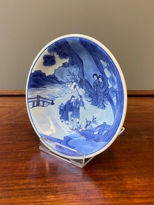 Een fijne Chinese blauw-witte schotel, Kangxi merk en periode — foto 2