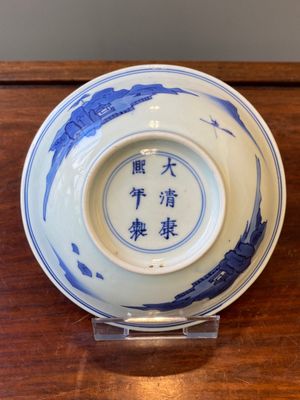 Een fijne Chinese blauw-witte schotel, Kangxi merk en periode — foto 4