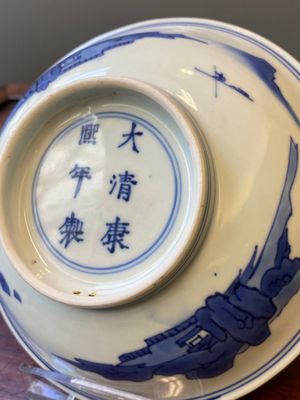 Een fijne Chinese blauw-witte schotel, Kangxi merk en periode — foto 5