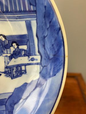 Een fijne Chinese blauw-witte schotel, Kangxi merk en periode — foto 8