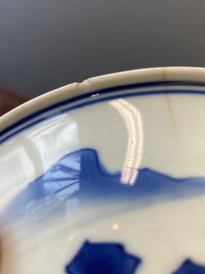 Een fijne Chinese blauw-witte schotel, Kangxi merk en periode — foto 9