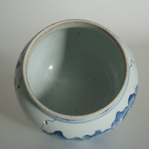 Een fijne Chinese blauwwitte bolle pot met figuren in een landschap, Kangxi — foto 11