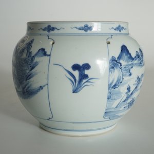 Een fijne Chinese blauwwitte bolle pot met figuren in een landschap, Kangxi — foto 8