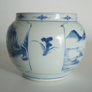 Een fijne Chinese blauwwitte bolle pot met figuren in een landschap, Kangxi — foto 10