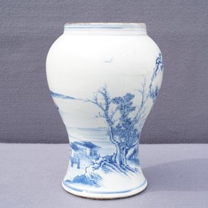 Een fijne Chinese blauwwitte landschapsvaas, Kangxi — foto 8