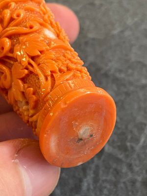 Een fijne Chinese bloedkoralen snuiffles met decor van chrysanten, 19/20e eeuw — foto 7