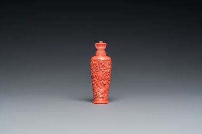 Een fijne Chinese bloedkoralen snuiffles met decor van chrysanten, 19/20e eeuw