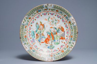 Een fijne Chinese Canton rose-verte schotel, 19e eeuw