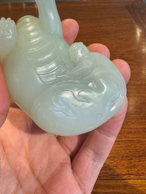 Een fijne Chinese celadon jade sculptuur van een mythisch dier, 17/18e eeuw — foto 13