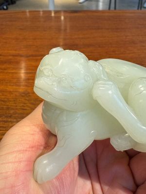 Een fijne Chinese celadon jade sculptuur van een mythisch dier, 17/18e eeuw — foto 16