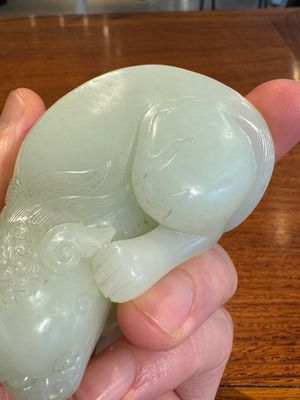 Een fijne Chinese celadon jade sculptuur van een mythisch dier, 17/18e eeuw — foto 18