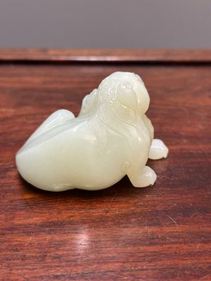 Een fijne Chinese celadon jade sculptuur van een mythisch dier, 17/18e eeuw — foto 3