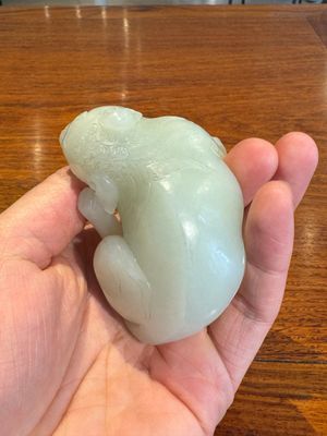 Een fijne Chinese celadon jade sculptuur van een mythisch dier, 17/18e eeuw — foto 10