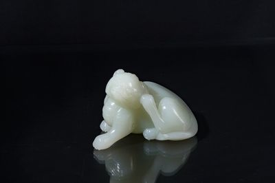 Een fijne Chinese celadon jade sculptuur van een mythisch dier, 17/18e eeuw