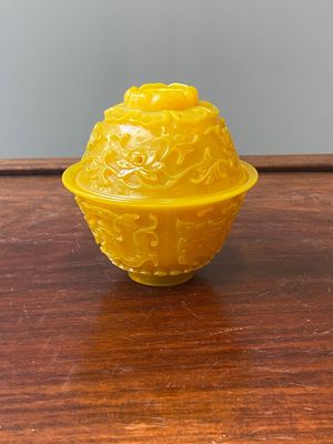 Een fijne Chinese dekselkom in geel Peking glas, Qianlong merk en periode — foto 1