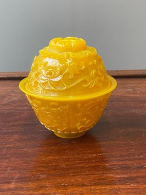 Een fijne Chinese dekselkom in geel Peking glas, Qianlong merk en periode — foto 2