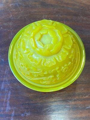 Een fijne Chinese dekselkom in geel Peking glas, Qianlong merk en periode — foto 4