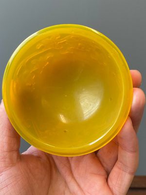 Een fijne Chinese dekselkom in geel Peking glas, Qianlong merk en periode — foto 5