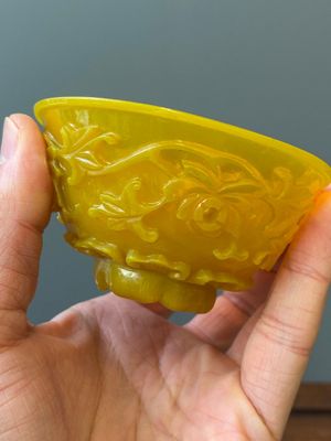 Een fijne Chinese dekselkom in geel Peking glas, Qianlong merk en periode — foto 6
