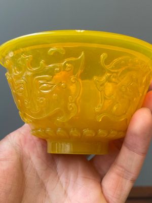 Een fijne Chinese dekselkom in geel Peking glas, Qianlong merk en periode — foto 7