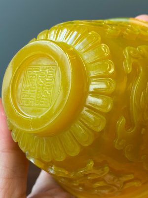 Een fijne Chinese dekselkom in geel Peking glas, Qianlong merk en periode — foto 10