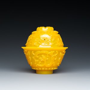 Een fijne Chinese dekselkom in geel Peking glas, Qianlong merk en periode — foto 3
