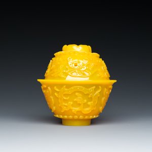 Een fijne Chinese dekselkom in geel Peking glas, Qianlong merk en periode — foto 5