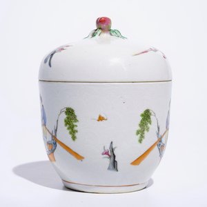 Een fijne Chinese famille rose dekselkom met sgraffiato ondergrond, Jiaqing merk, 19/20e eeuw — foto 5