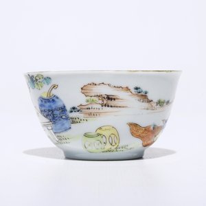 Een fijne Chinese famille rose eierschaal kop en schotel met een dame en twee jongens, Yongzheng — foto 5