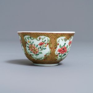 Een fijne Chinese famille rose eierschaal kop en schotel met een haan, Yongzheng — foto 6