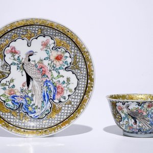 Een fijne Chinese famille rose en grisaille eierschaal kop en schotel met een fazant, Yongzheng — foto 1