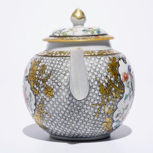 Een fijne Chinese famille rose en grisaille theepot met een fazant, Yongzheng — foto 4