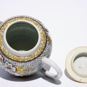 Een fijne Chinese famille rose en grisaille theepot met een fazant, Yongzheng — foto 5