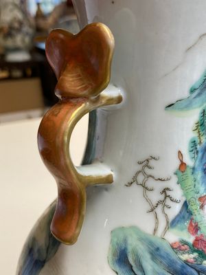 Een fijne Chinese famille rose 'hu' vaas met ruyi scepters als handgrepen, 19e eeuw — foto 15