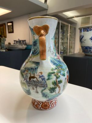 Een fijne Chinese famille rose 'hu' vaas met ruyi scepters als handgrepen, 19e eeuw — foto 2