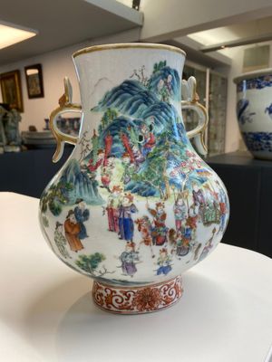 Een fijne Chinese famille rose 'hu' vaas met ruyi scepters als handgrepen, 19e eeuw — foto 3