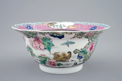 Een fijne Chinese famille rose kom met eenden, Yongzheng, 1723-1735