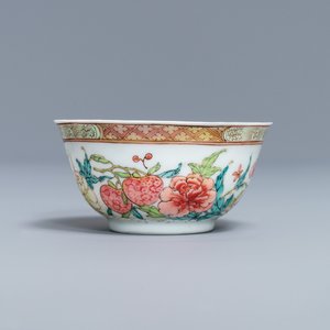 Een fijne Chinese famille rose kop en schotel met bloemen en insecten, Yongzheng — foto 6