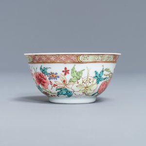 Een fijne Chinese famille rose kop en schotel met bloemen en insecten, Yongzheng — foto 7