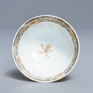 Een fijne Chinese famille rose kop en schotel met bloemen en insecten, Yongzheng — foto 8