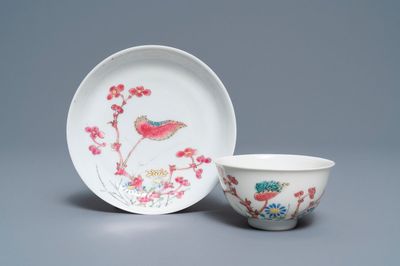 Een fijne Chinese famille rose kop en schotel met floraal decor, Yongzheng