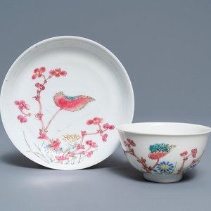 Een fijne Chinese famille rose kop en schotel met floraal decor, Yongzheng — foto 1