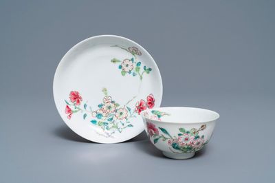 Een fijne Chinese famille rose kop en schotel met floraal decor, Yongzheng