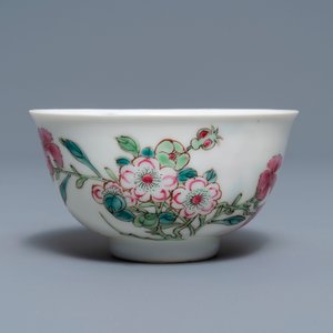 Een fijne Chinese famille rose kop en schotel met floraal decor, Yongzheng — foto 2