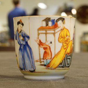 Een fijne Chinese famille rose kop en schotel met mandarijns decor, Qianlong, 18e eeuw — foto 8
