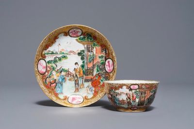 Een fijne Chinese famille rose kop en schotel met 'mandarijns' decor, Yongzheng/Qianlong