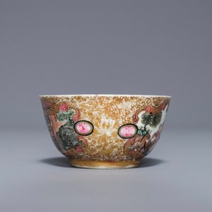 Een fijne Chinese famille rose kop en schotel met 'mandarijns' decor, Yongzheng/Qianlong — foto 5